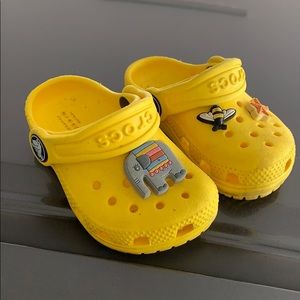 Size 4 (toddlers) yellow crocs